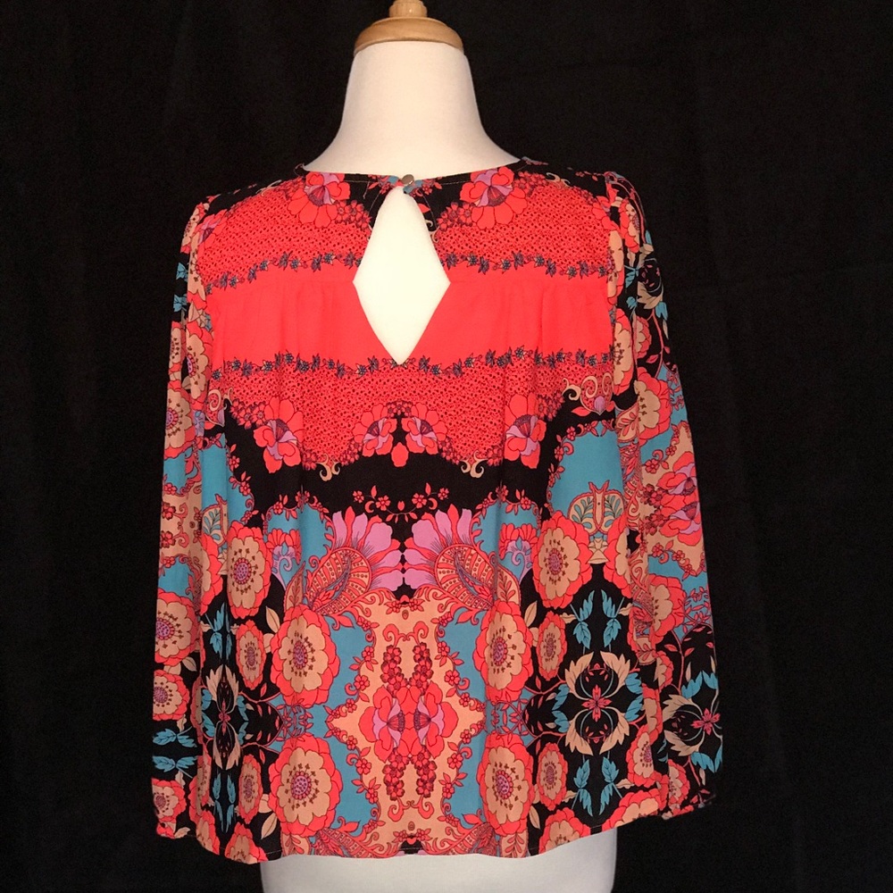 Adorable Patterned Blouse - Picture 2 of 2